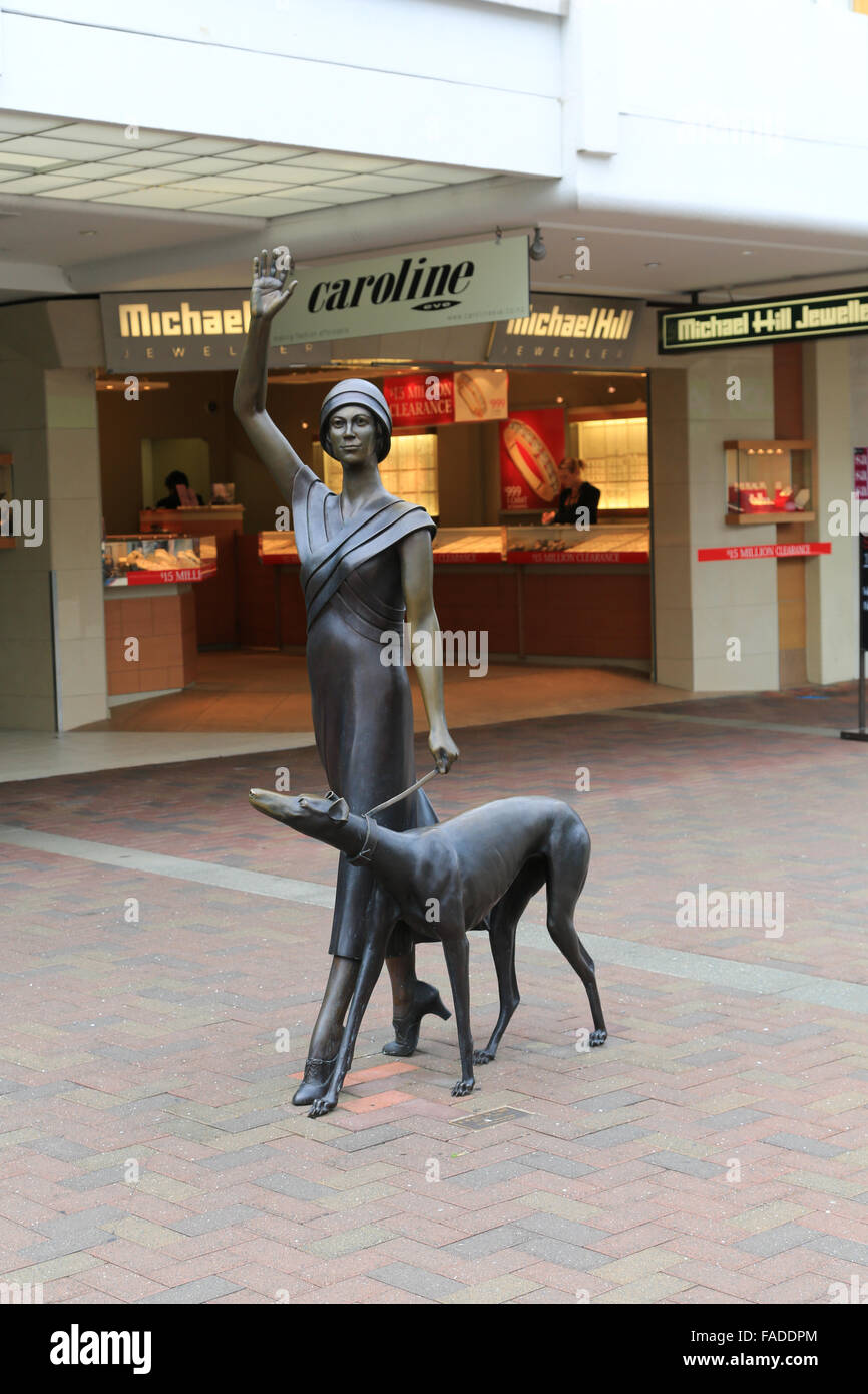 Art deco statua di donna e cane su Emerson Street a Napier, Hawke's Bay, Nuova Zelanda. Foto Stock