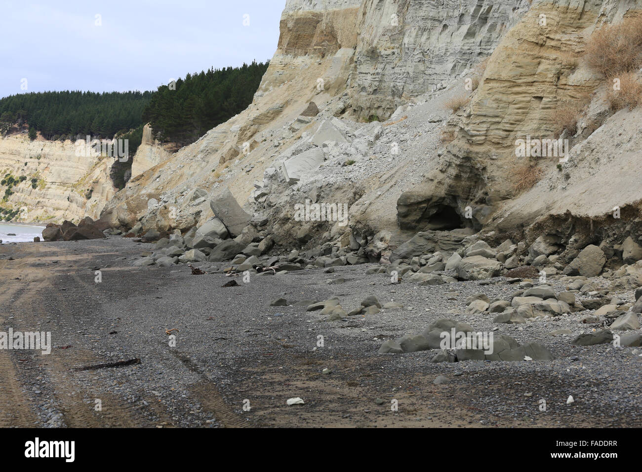 Erosione di scogliera di roccia e detriti di scorrimento lungo la scogliera presso la Clifton, Hawke's Bay, Nuova Zelanda. Foto Stock