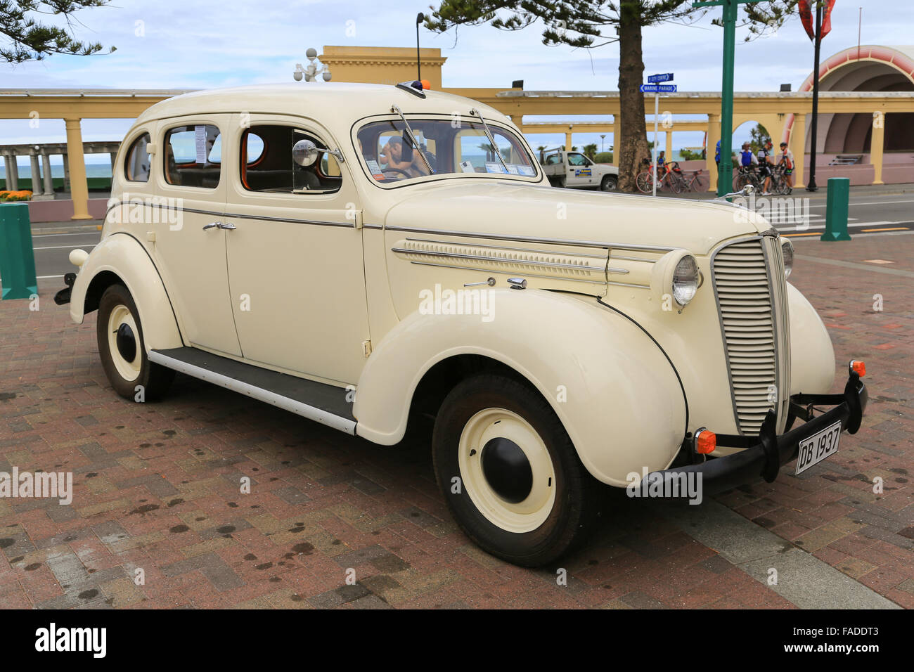 Classic 1937 Dodge D5 automobile parcheggiata su Marine Parade Napier, Hawke's Bay, Nuova Zelanda. Foto Stock