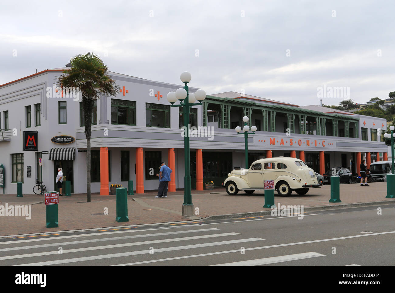 Hotel massonico e classic 1937 Dodge D5 parcheggiato di fronte a Napier, Hawke's Bay, Nuova Zelanda. Foto Stock