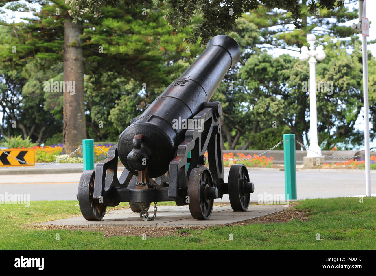 Il vecchio cannone e gun carrello situato nel parco off Marine Parade vicino al Memoriale di guerra in Napier, Hawke's Bay, Nuova Zelanda. Foto Stock