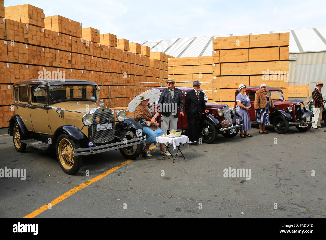 Vintage car club visualizzando le loro belle automobili vicino a una nave da crociera ormeggiata al Porto di Napier, Hawke's Bay, Nuova Zelanda. Foto Stock