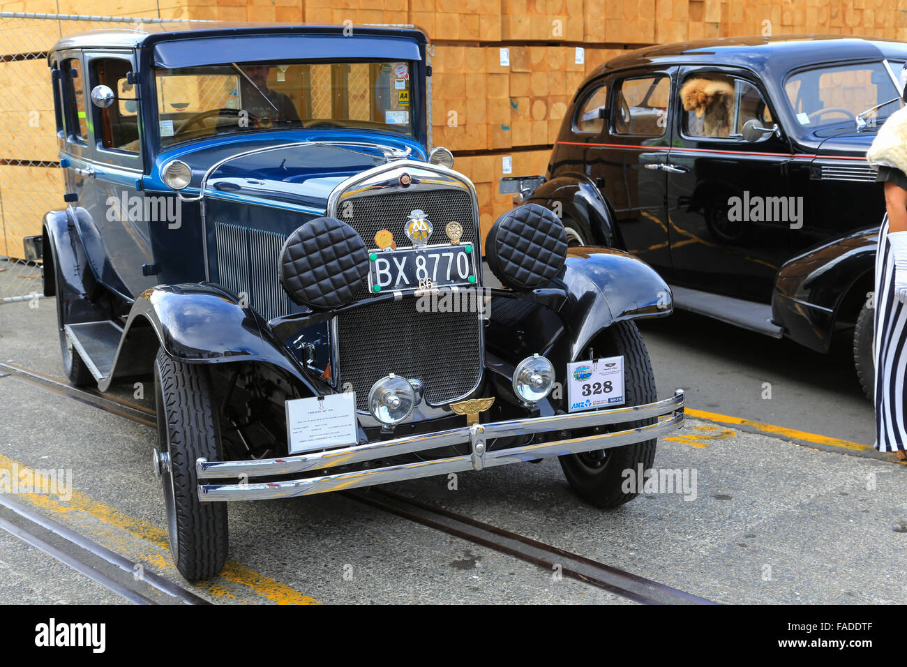 Vintage car club visualizzando le loro belle automobili vicino a una nave da crociera ormeggiata al Porto di Napier, Hawke's Bay, Nuova Zelanda. Foto Stock