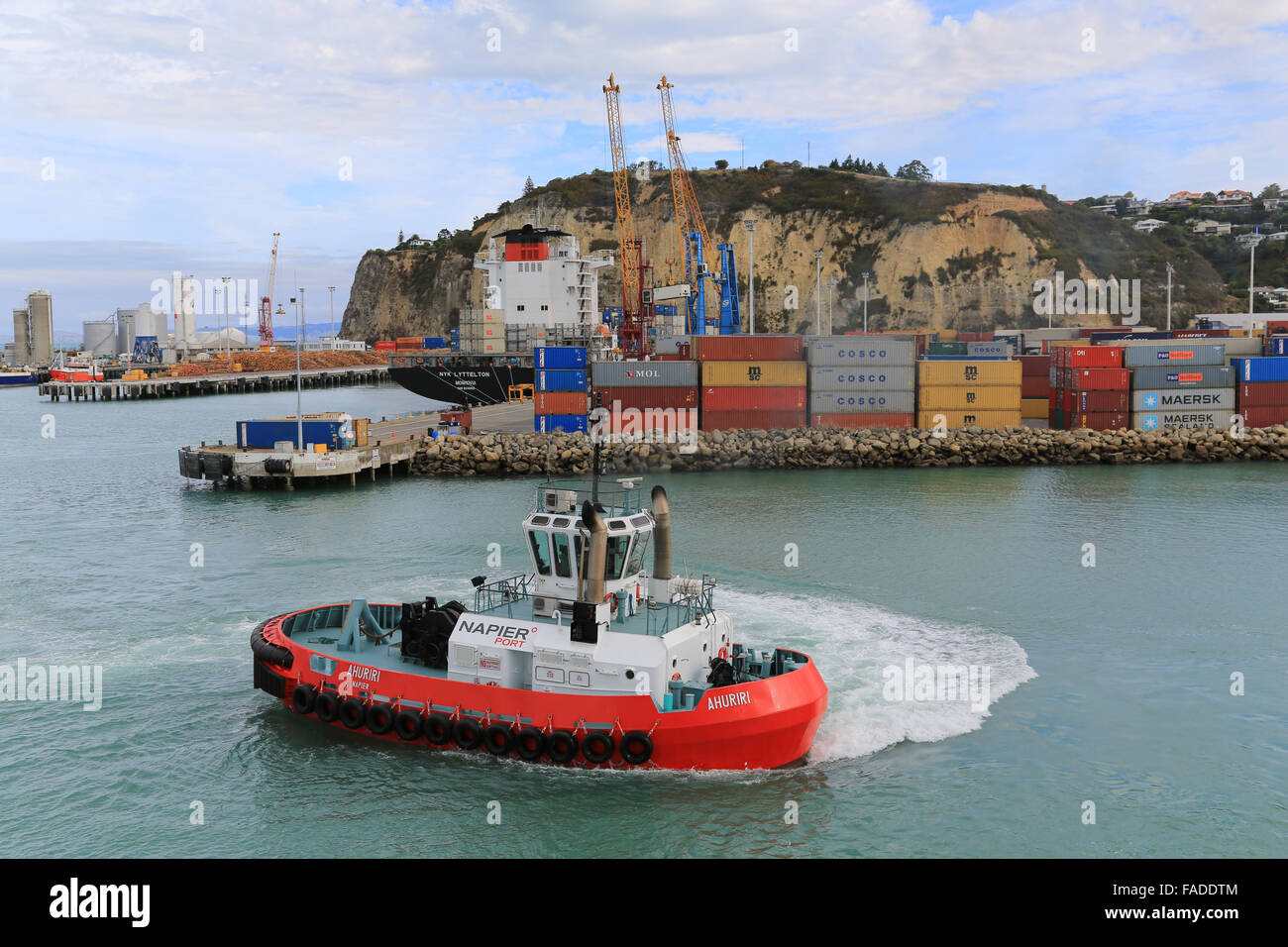 Napier Port tug Ahuriri manovre in porto mentre il cargo NYK Lyttelton scarica un carico di contenitori. Foto Stock