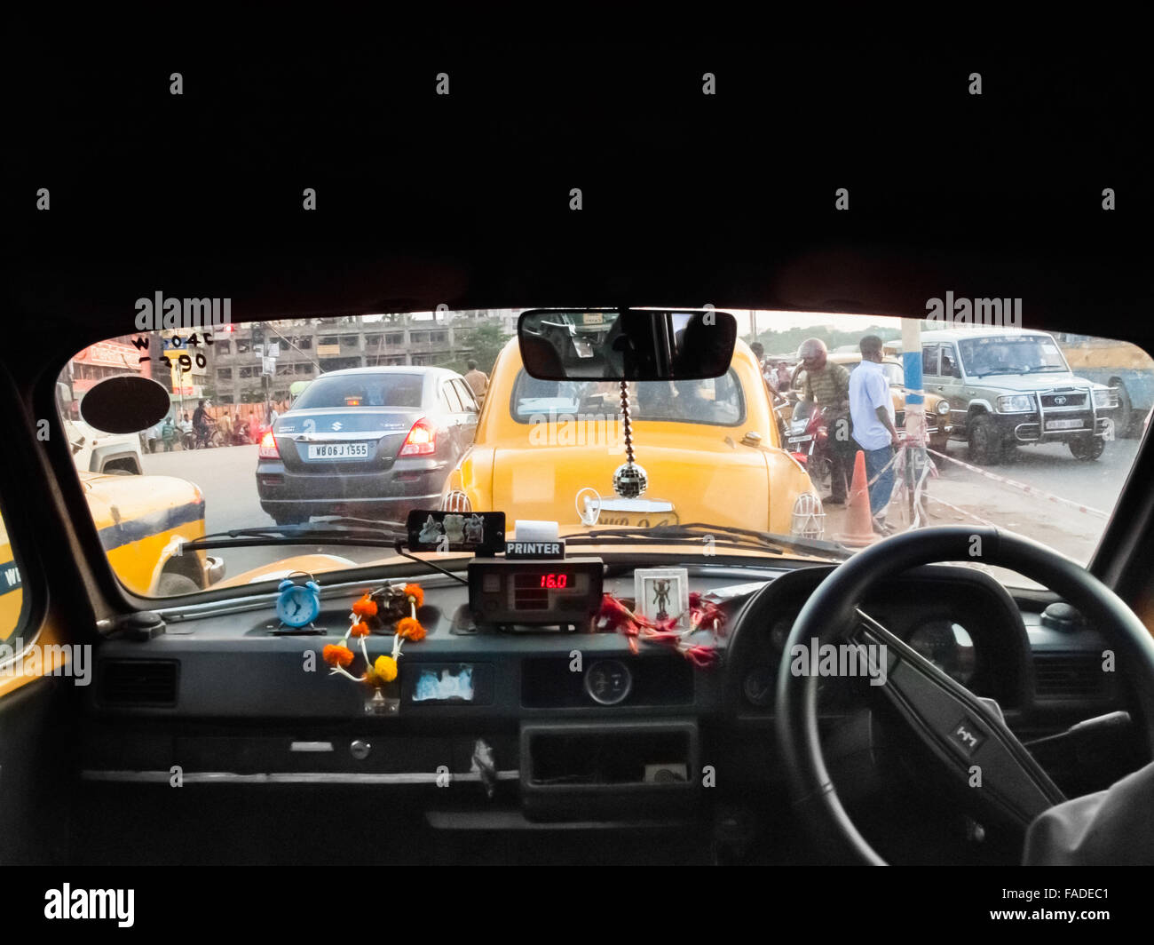 Interni di un taxi, fotografato in uno sfondo di traffico stradale a Kolkata, Bengala Occidentale, India. Foto Stock