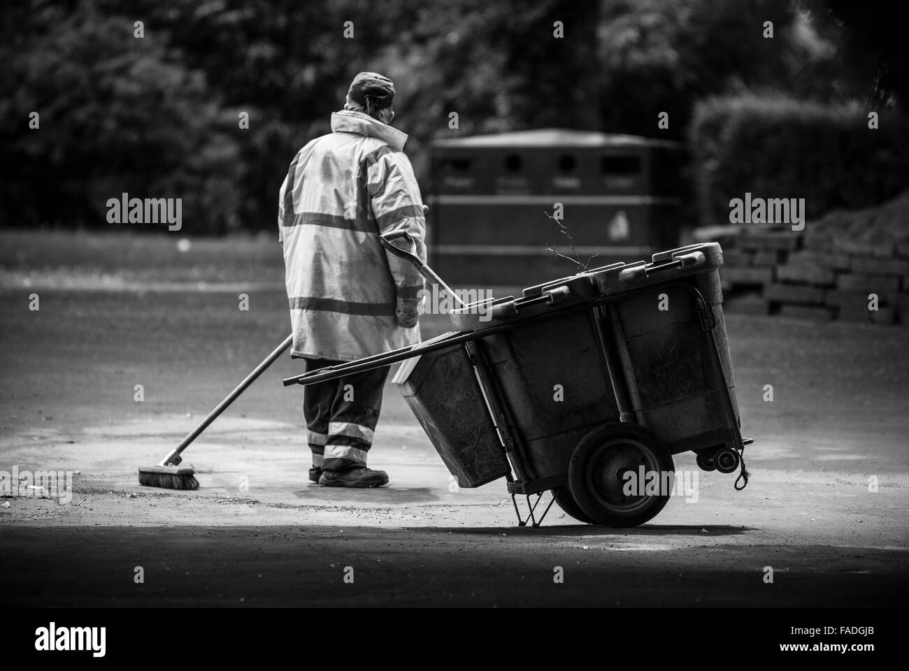Spazzatrice stradale giardini città di Swindon in bianco e nero Foto Stock