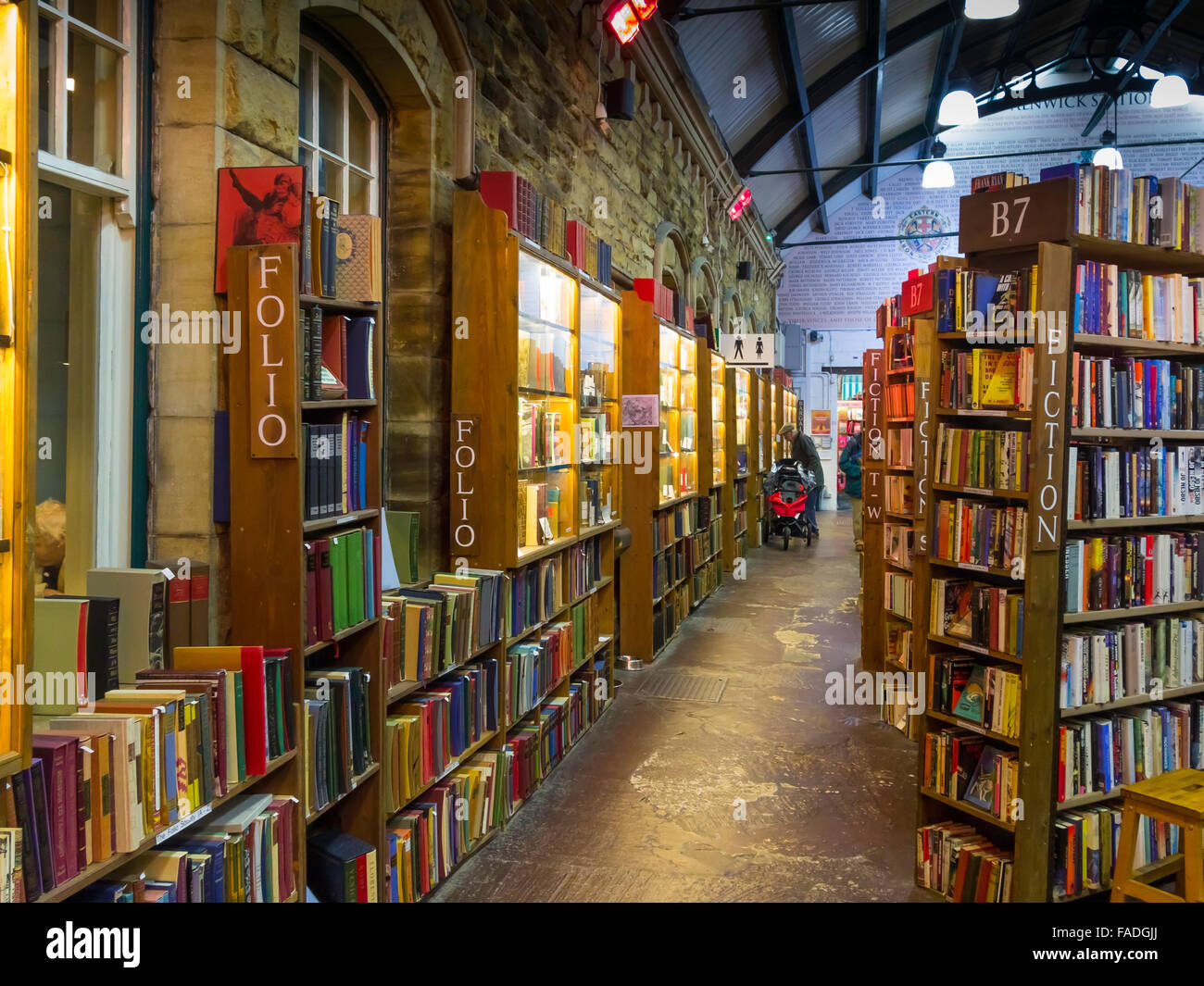 Interno del baratto libri di seconda mano bookshop in Alnwick Northumberland Foto Stock