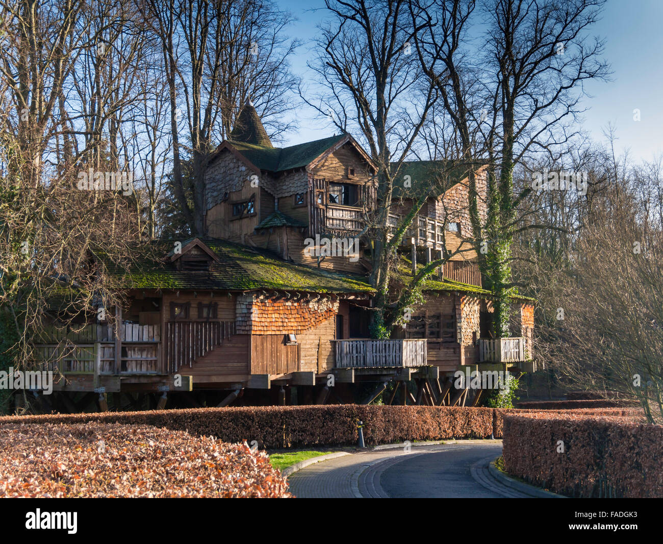 Il Treehouse a Alnwick Castle Garden costruito alta in un ceduo di matura tigli ospita ristoranti e altre strutture Foto Stock