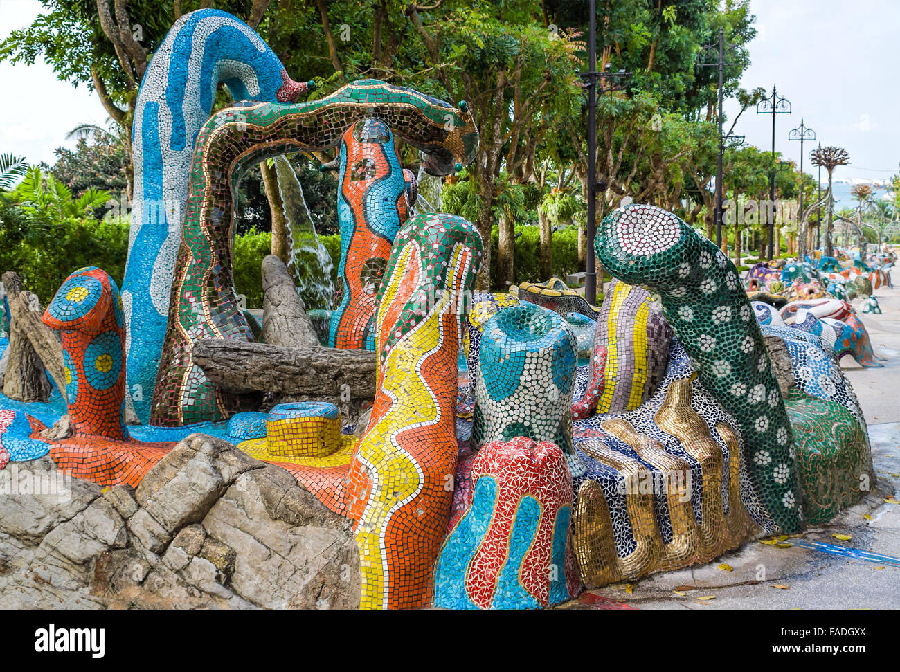 Fontana in stile Gaudi presso la passeggiata Merlion sull'Isola di Sentosa, Singapore Foto Stock