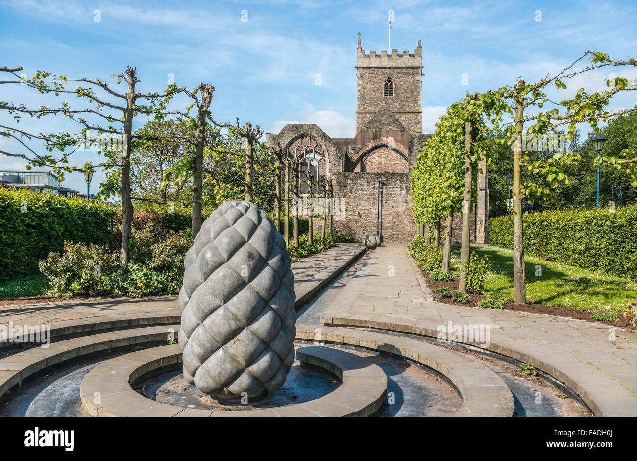 Fontana di fronte a San Pietro al Parco Castello di Bristol, Somerset, Inghilterra Foto Stock