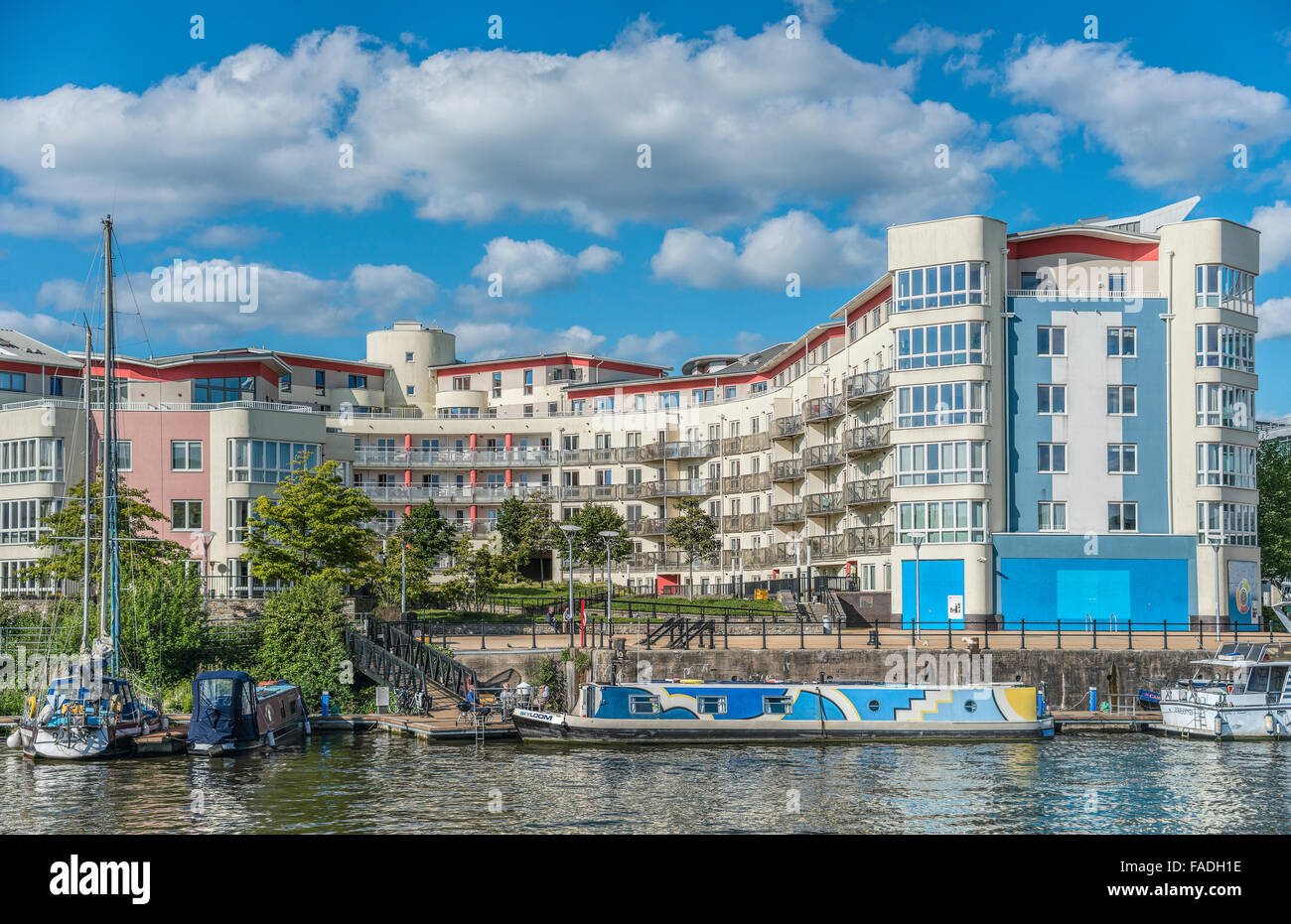 Architettura moderna lungo il porto galleggiante di Bristol, Somerset, Inghilterra, Regno Unito Foto Stock