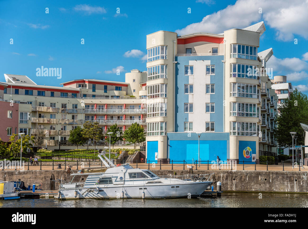 Architettura moderna lungo il porto galleggiante di Bristol, Somerset, Inghilterra, Regno Unito Foto Stock