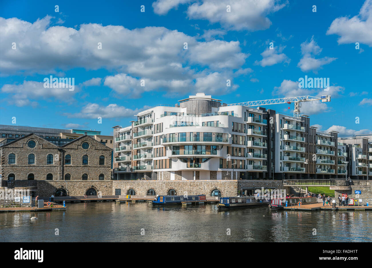 Nuova moderna architettura riverside lungo il porto di galleggiante di Bristol, Somerset, Inghilterra, Regno Unito Foto Stock