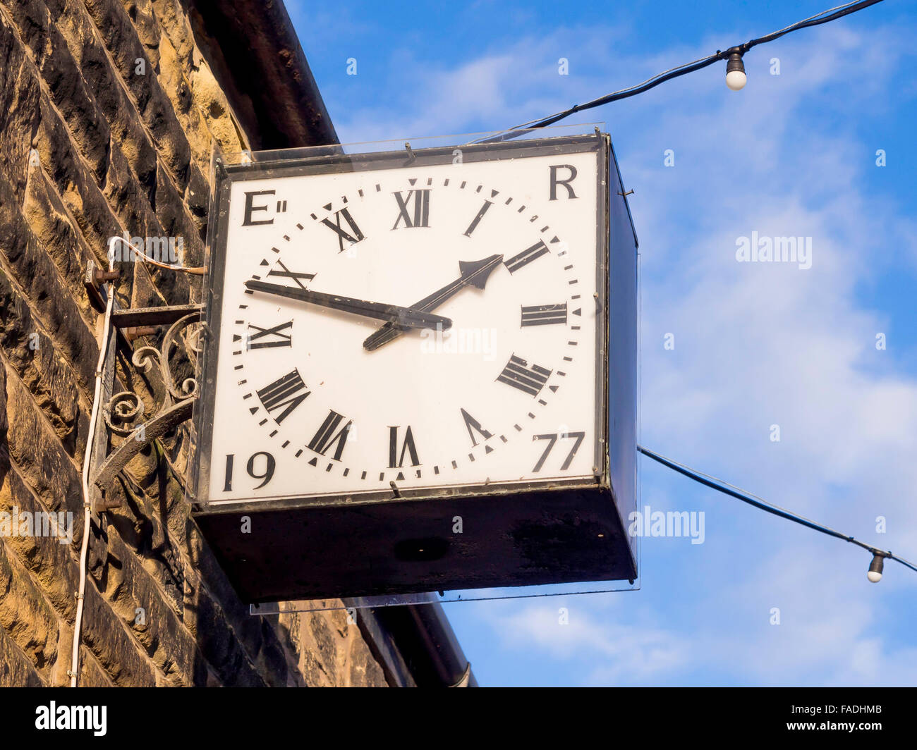 Una piazza orologio pubblico inscritta e ii R 1977 eretto per celebrare la Oueen di Inghilterra del Giubileo d'argento Foto Stock