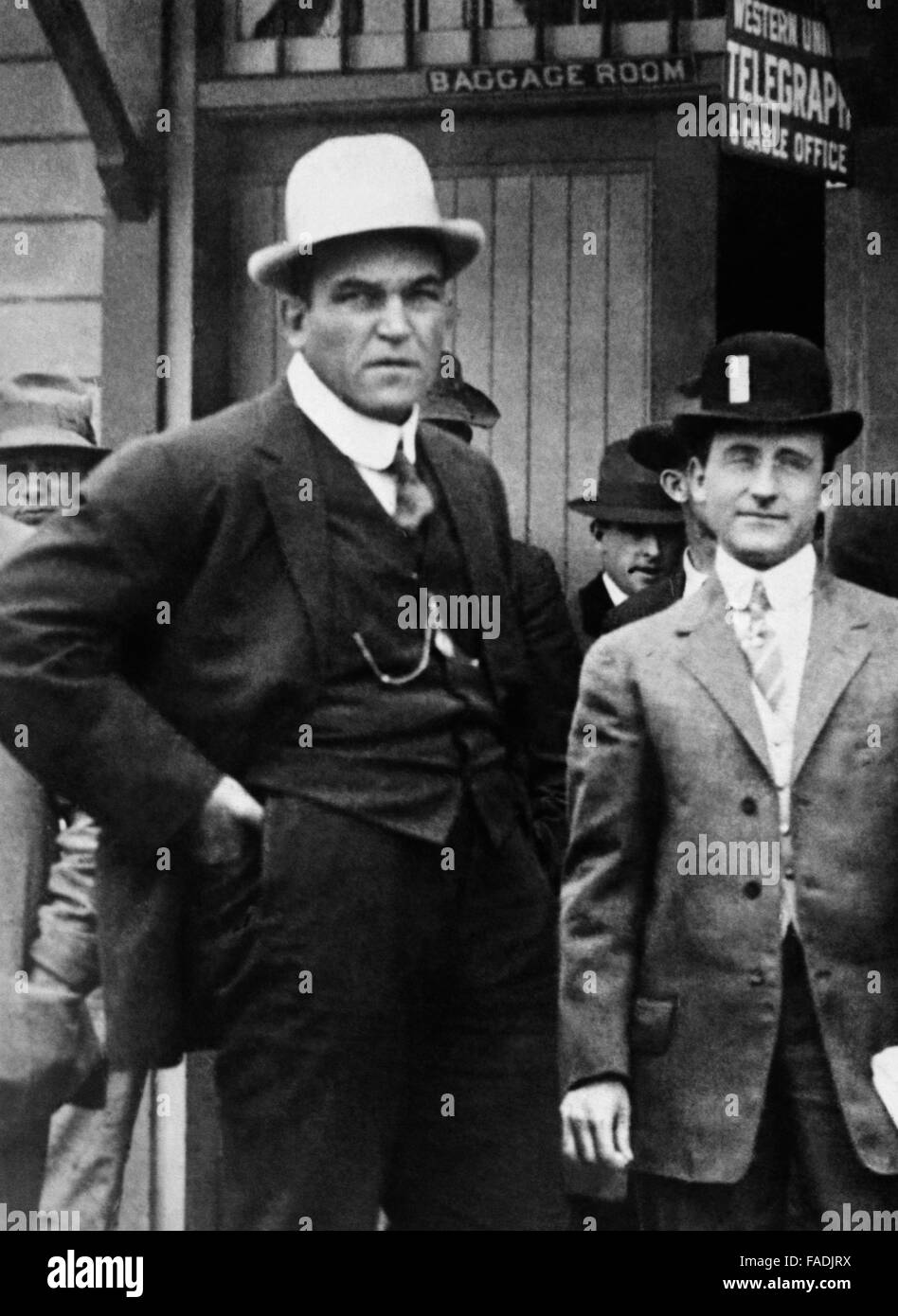 Vintage foto del boxer americano James J Jeffries - World Heavyweight Champion dal 1899 al 1905. Jeffries (1875 - 1953), soprannominato "l'Boilermaker', ha vinto il titolo mondiale a bussare fuori campione in carica Bob Fitzsimmons il 9 giugno 1899 a Brooklyn, New York, e ha difeso la corona più volte prima di ritirarvi undefeated in 1905. Egli ha fatto una rimonta nella cosiddetta lotta del secolo' contro Jack Johnson, il primo nero World Heavyweight Champion, a Reno, Nevada, il 4 luglio 1910, ma è stata clamorosamente battuto e lo scontro è stato arrestato nel quindicesimo round. Foto Stock
