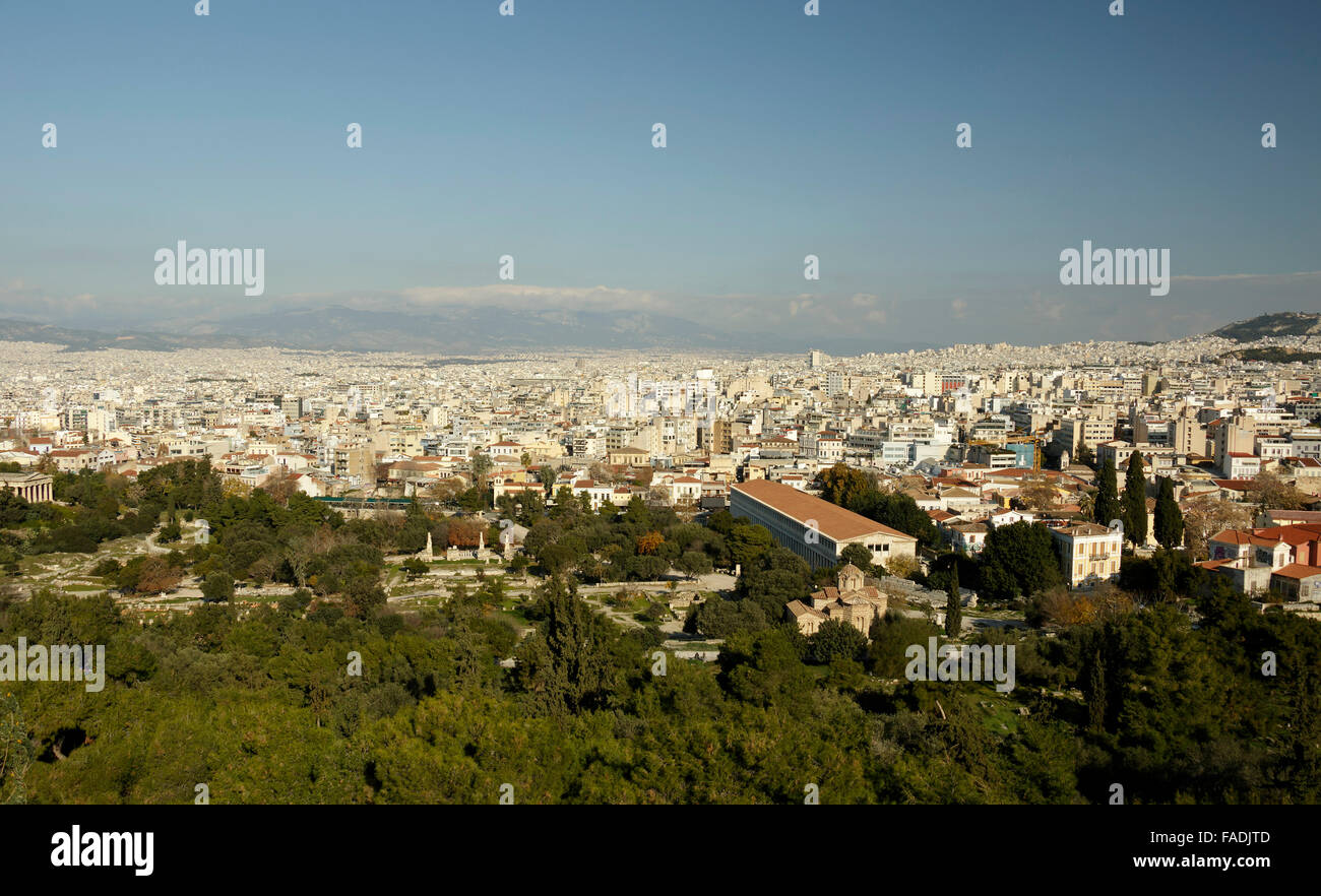 La vista di Atene (Grecia) dall'Acropolis hill, con l'antico mercato in primo piano Foto Stock