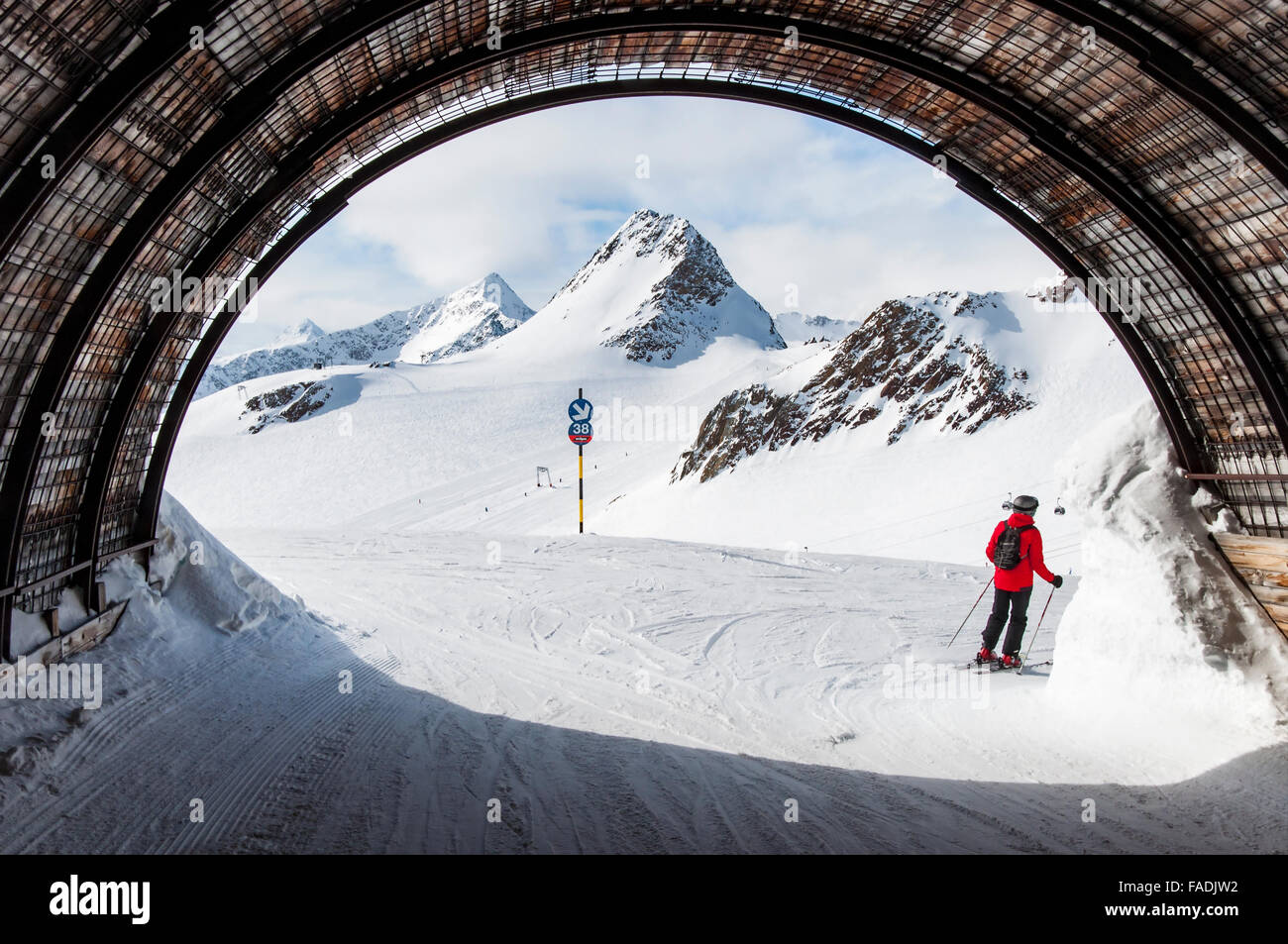 Sci di giunzione tunnel Rettenbach e Tiefenbach ghiacciai in Solden ski resort, Austria Foto Stock