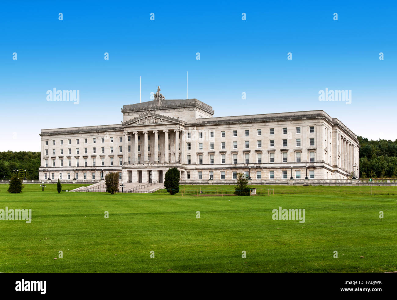 Assemblea dell'Irlanda del Nord e il palazzo del governo di Stormont Estate a Belfast. Vista laterale. Foto Stock