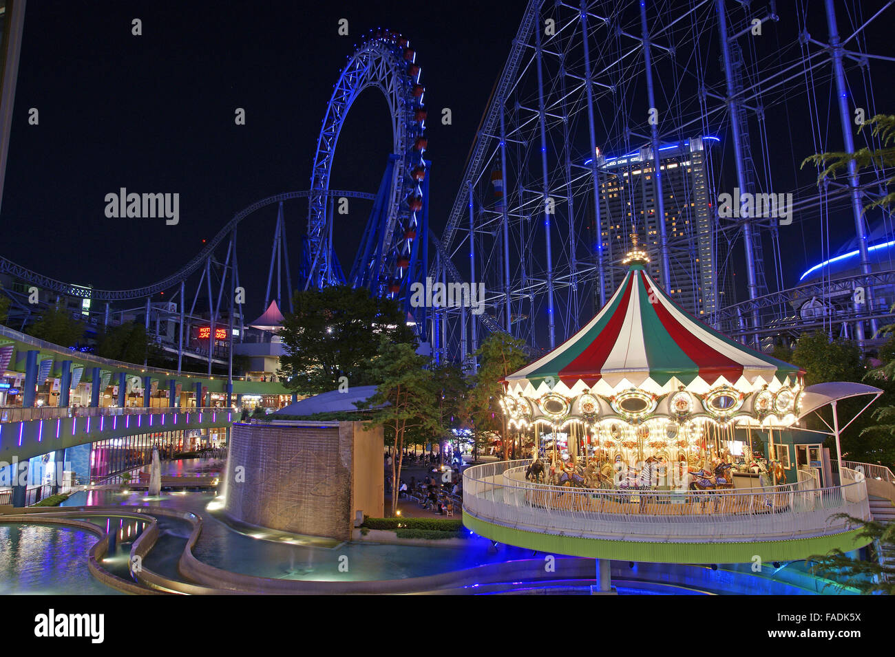 Tokyo Dome City attrazioni del parco di divertimenti di notte Foto Stock