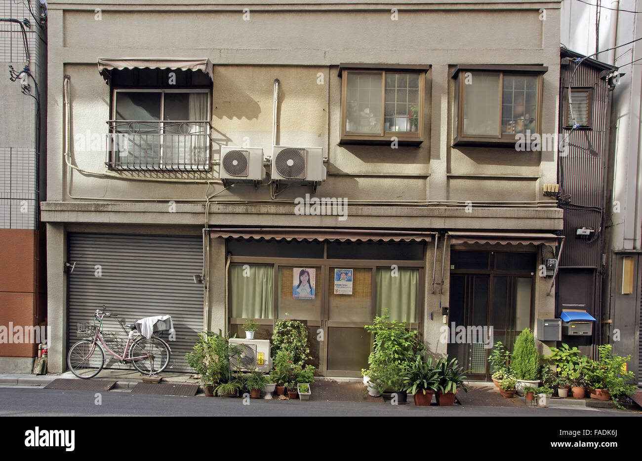 Casa di Tokyo con slim allegato sulla destra Foto Stock