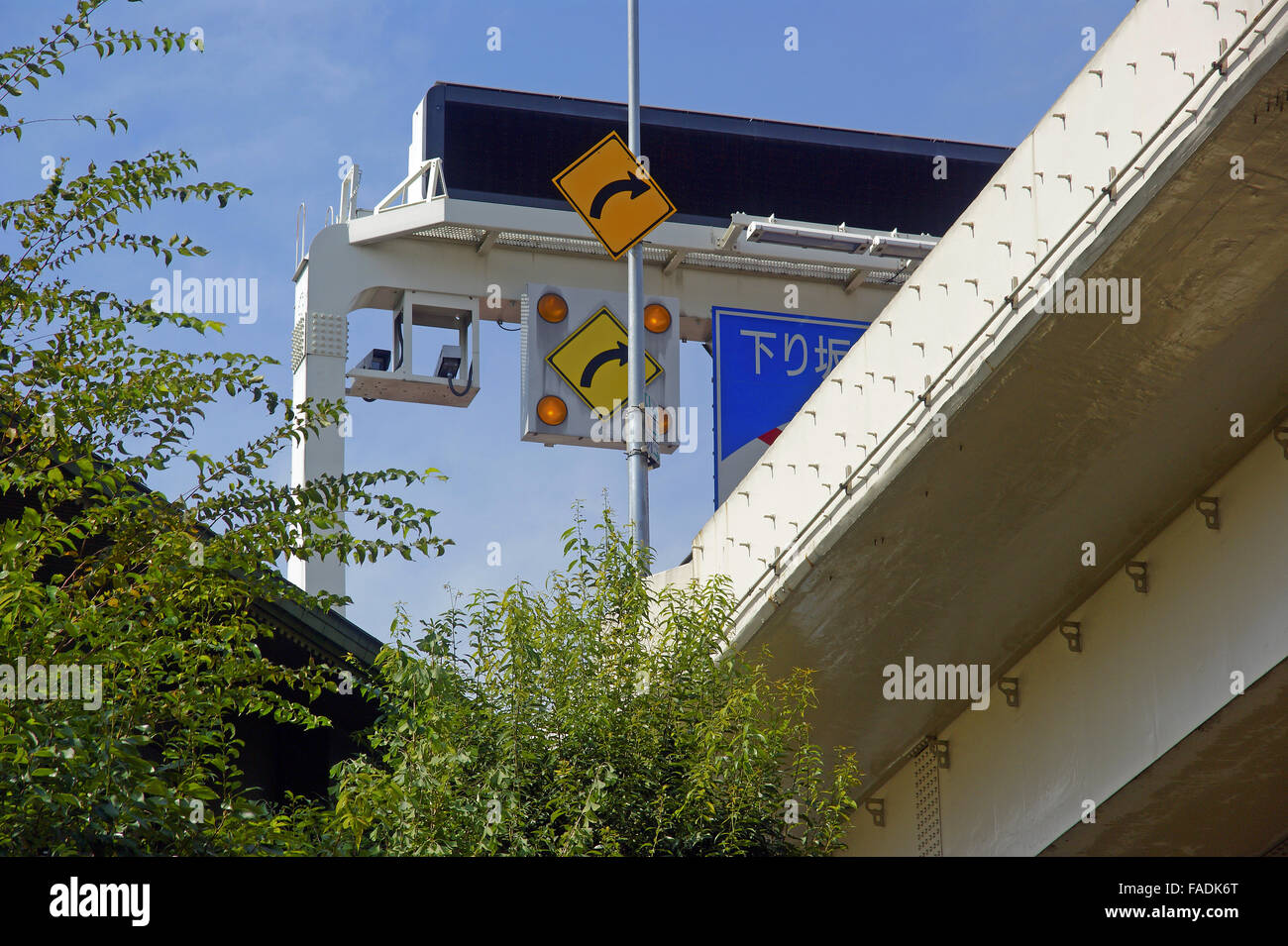 Elevato overhead / autostrada a Tokyo in Giappone Foto Stock