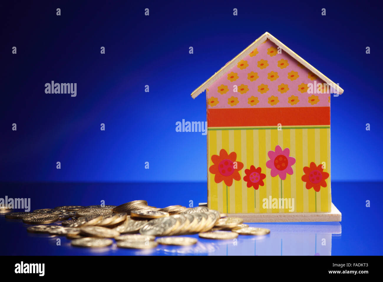 Coin banca nella forma di una casa Foto Stock