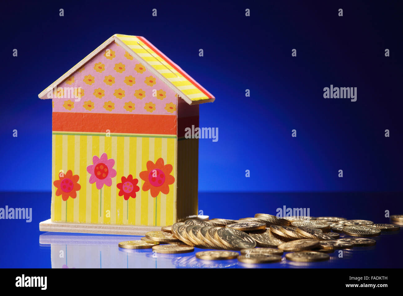 Coin banca nella forma di una casa Foto Stock
