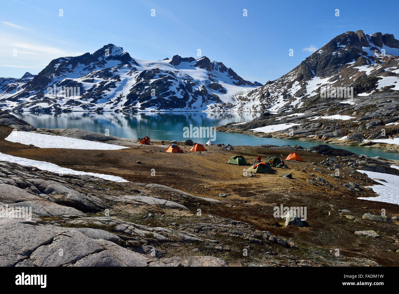 Tourist Camp wizh tende a Sammileq fiordo Ammassalik, Isola, est della Groenlandia, Groenlandia Foto Stock