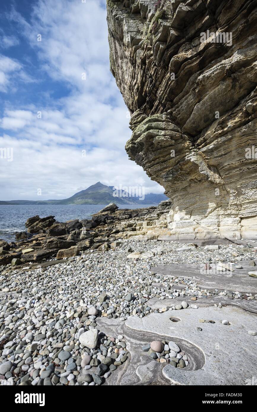 Tafoni, weathered rocks nella baia di Elgol, all'orizzonte il Cuillin Hills, Highlands Occidentali, Isola di Skye in Scozia Foto Stock