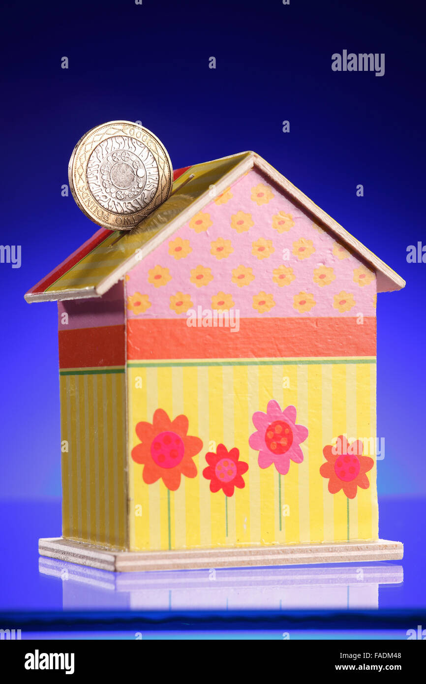 Coin banca nella forma di una casa Foto Stock