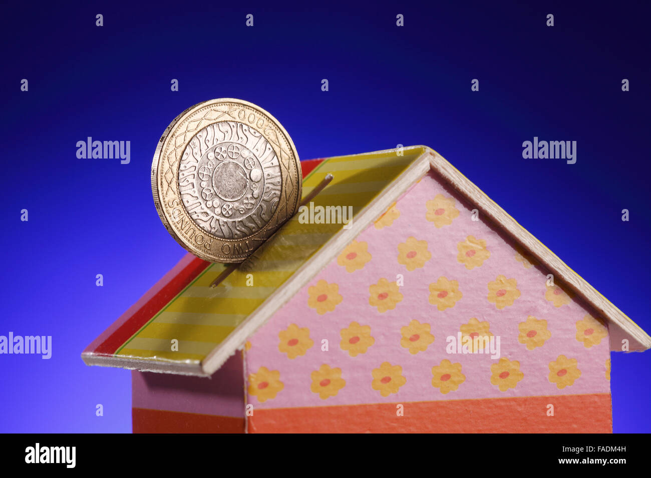 Coin banca nella forma di una casa Foto Stock