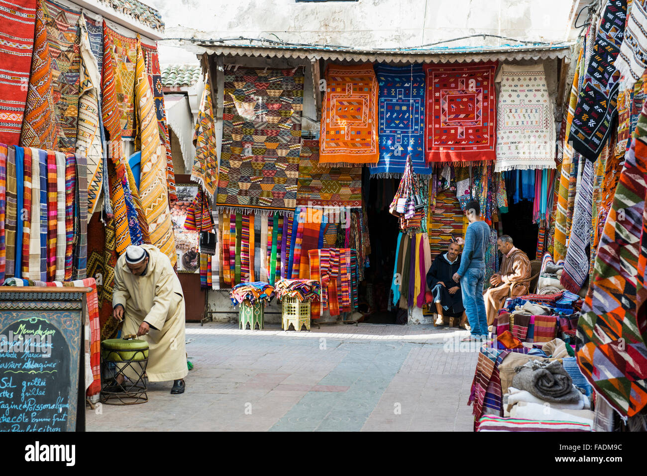 Tappeto concessionario nel centro storico, Essaouira, Marocco Foto Stock