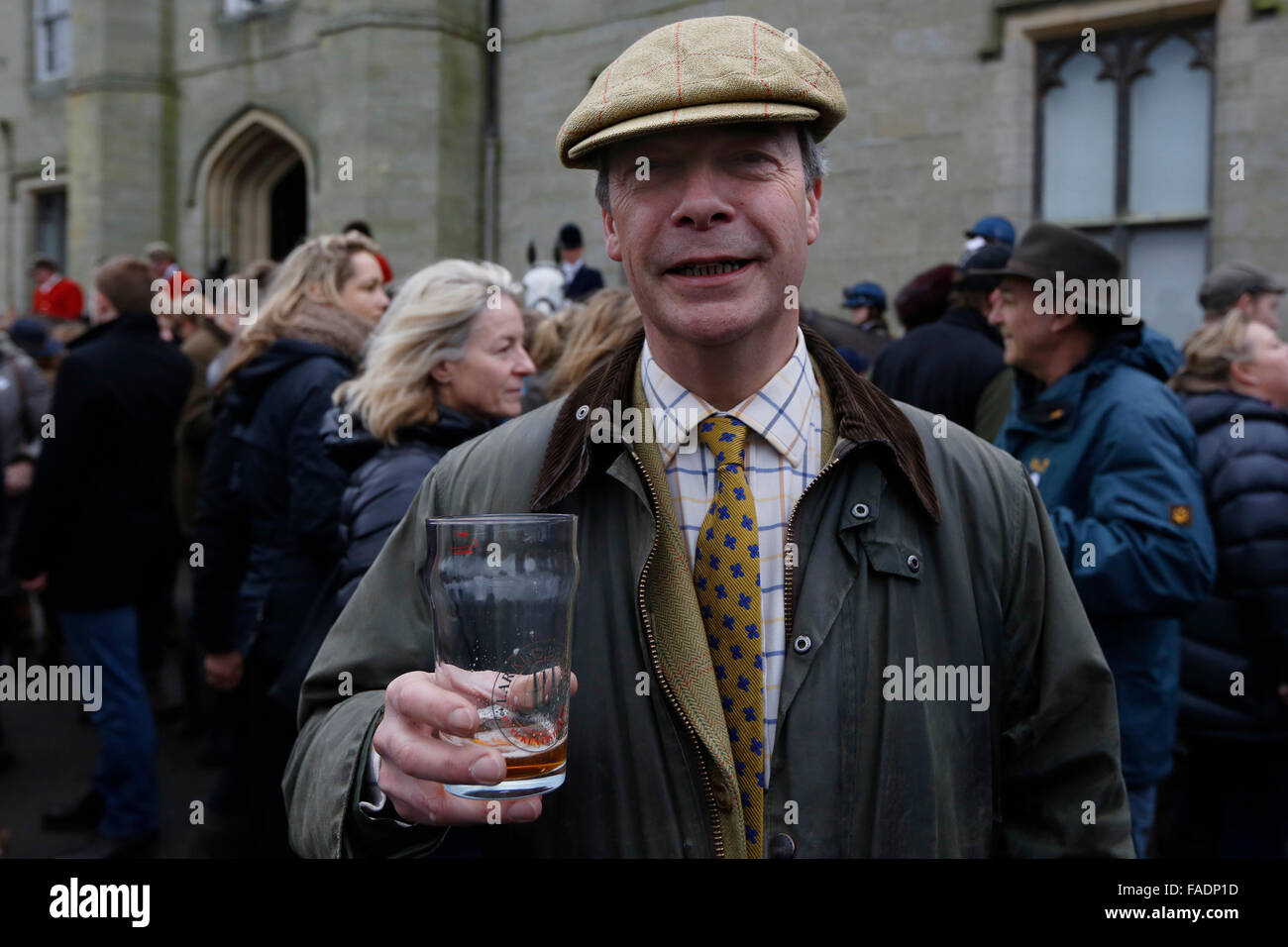 United Kingdom Independence Party (UKIP) leader Nigel Farage atends il vecchio Burstow Surrey e West Kent Hunt ride a Chiddings Foto Stock