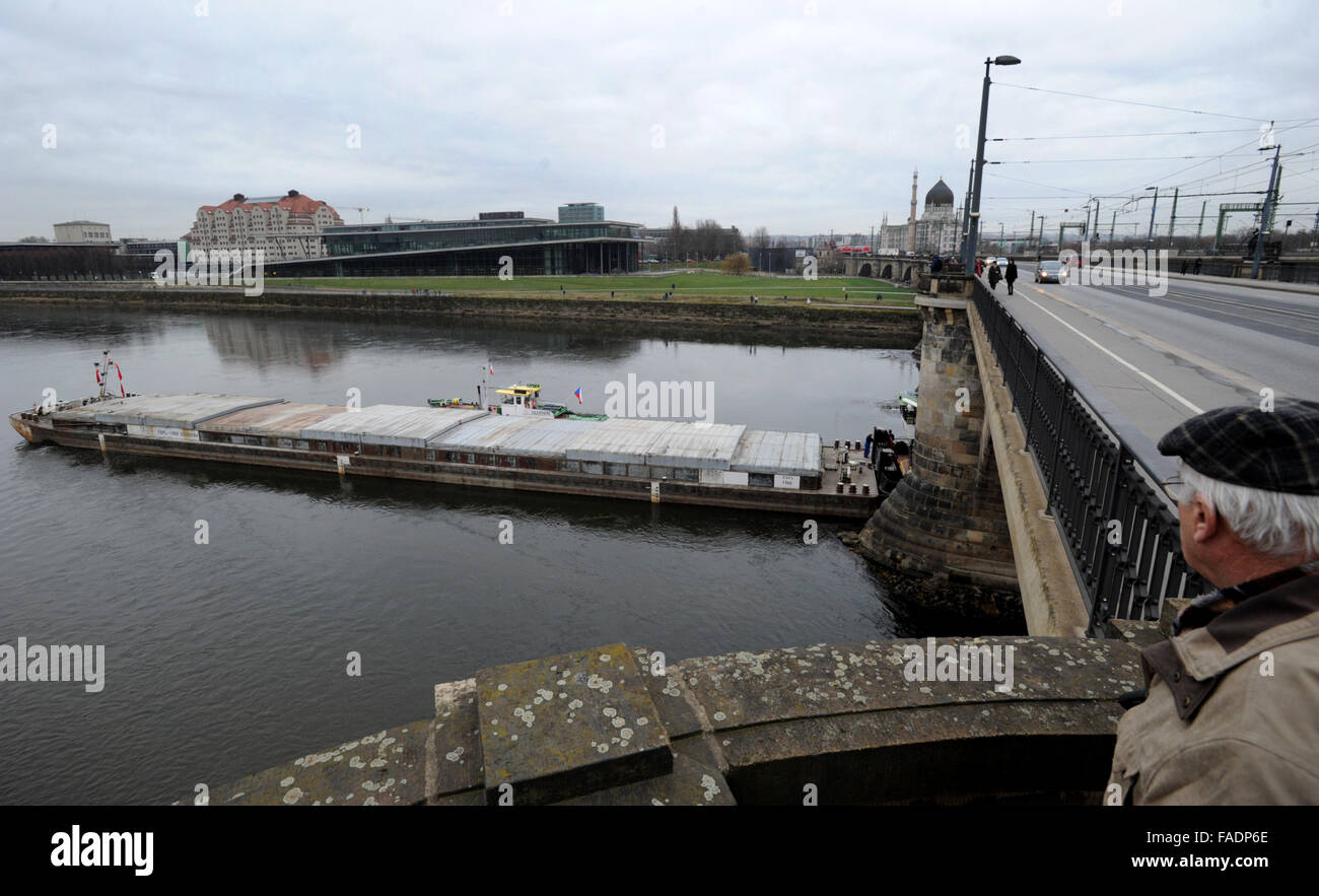 Drazdany, Germania. 28 dicembre, 2015. Rimorchiatore ceca è bloccato sotto il Marienbruecke ponte sul fiume Elba a Dresda, Germania, 28 dicembre 2015. Il Labe (Elba) Autorità di Bacino del fiume ha inviato un'onda lungo il fiume per aiutarci a salvare un ceco nave da carico. Il 90 metri di nave con un carico di peso 1100 tonnellate è rimasto bloccato in Germania durante il suo viaggio a Decin, Boemia settentrionale, domenica 27. © Libor Zavoral/CTK foto/Alamy Live News Foto Stock