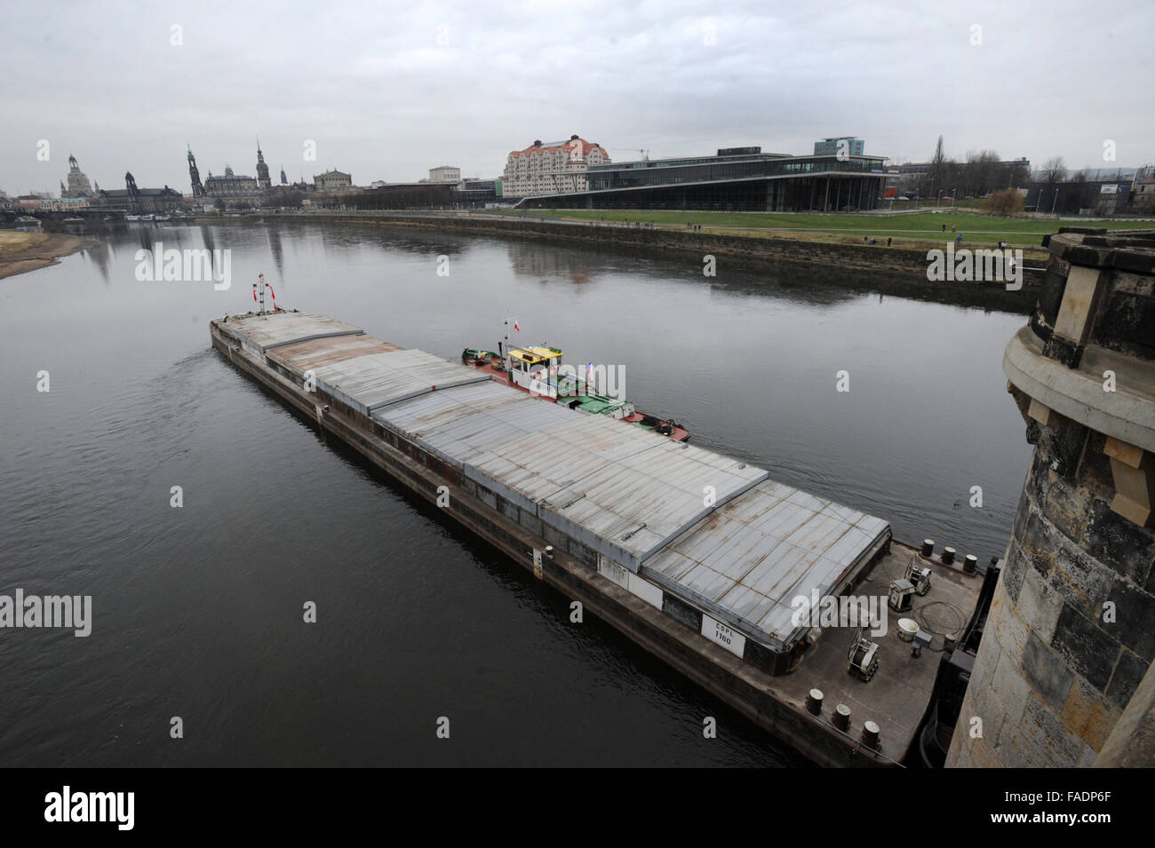 Drazdany, Germania. 28 dicembre, 2015. Rimorchiatore ceca è bloccato sotto il Marienbruecke ponte sul fiume Elba a Dresda, Germania, 28 dicembre 2015. Il Labe (Elba) Autorità di Bacino del fiume ha inviato un'onda lungo il fiume per aiutarci a salvare un ceco nave da carico. Il 90 metri di nave con un carico di peso 1100 tonnellate è rimasto bloccato in Germania durante il suo viaggio a Decin, Boemia settentrionale, domenica 27. © Libor Zavoral/CTK foto/Alamy Live News Foto Stock