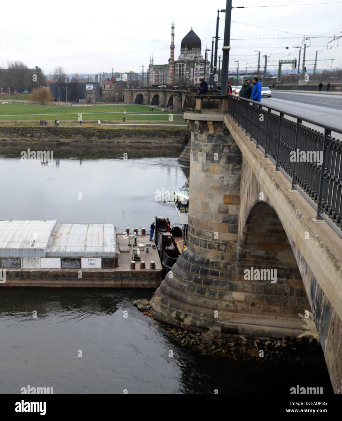 Drazdany, Germania. 28 dicembre, 2015. Rimorchiatore ceca è bloccato sotto il Marienbruecke ponte sul fiume Elba a Dresda, Germania, 28 dicembre 2015. Il Labe (Elba) Autorità di Bacino del fiume ha inviato un'onda lungo il fiume per aiutarci a salvare un ceco nave da carico. Il 90 metri di nave con un carico di peso 1100 tonnellate è rimasto bloccato in Germania durante il suo viaggio a Decin, Boemia settentrionale, domenica 27. © Libor Zavoral/CTK foto/Alamy Live News Foto Stock