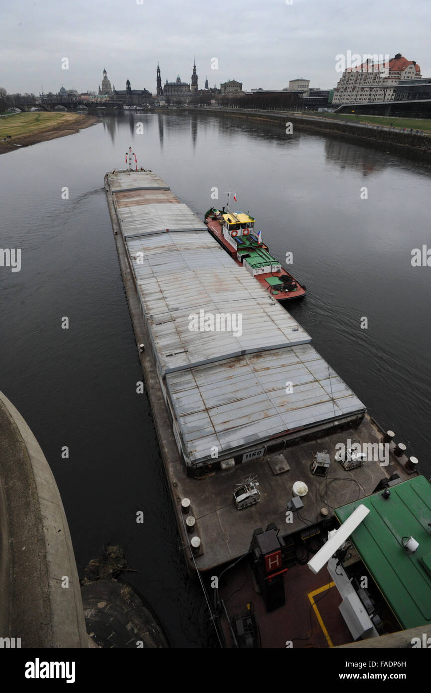 Drazdany, Germania. 28 dicembre, 2015. Rimorchiatore ceca è bloccato sotto il Marienbruecke ponte sul fiume Elba a Dresda, Germania, 28 dicembre 2015. Il Labe (Elba) Autorità di Bacino del fiume ha inviato un'onda lungo il fiume per aiutarci a salvare un ceco nave da carico. Il 90 metri di nave con un carico di peso 1100 tonnellate è rimasto bloccato in Germania durante il suo viaggio a Decin, Boemia settentrionale, domenica 27. © Libor Zavoral/CTK foto/Alamy Live News Foto Stock