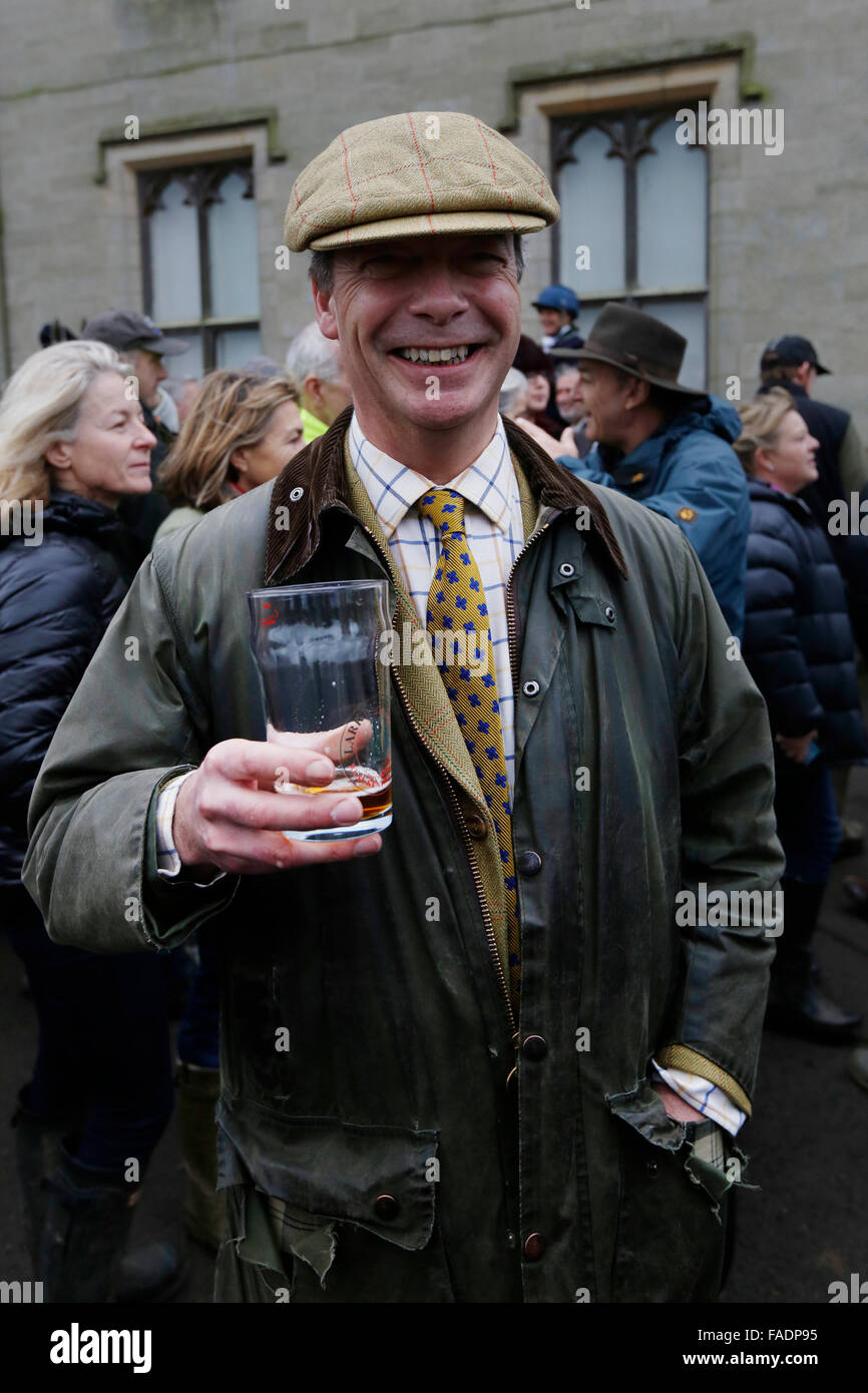United Kingdom Independence Party (UKIP) leader Nigel Farage atends il vecchio Burstow Surrey e West Kent Hunt ride a Chiddings Foto Stock