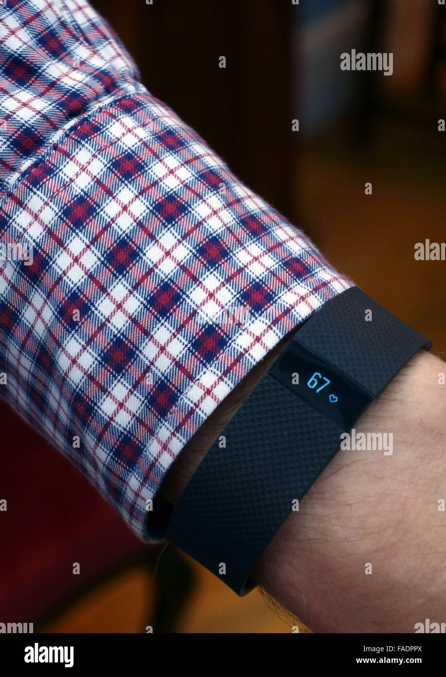 Fitbit Carica attività HR tracker indossato sul polso, Londra Foto Stock