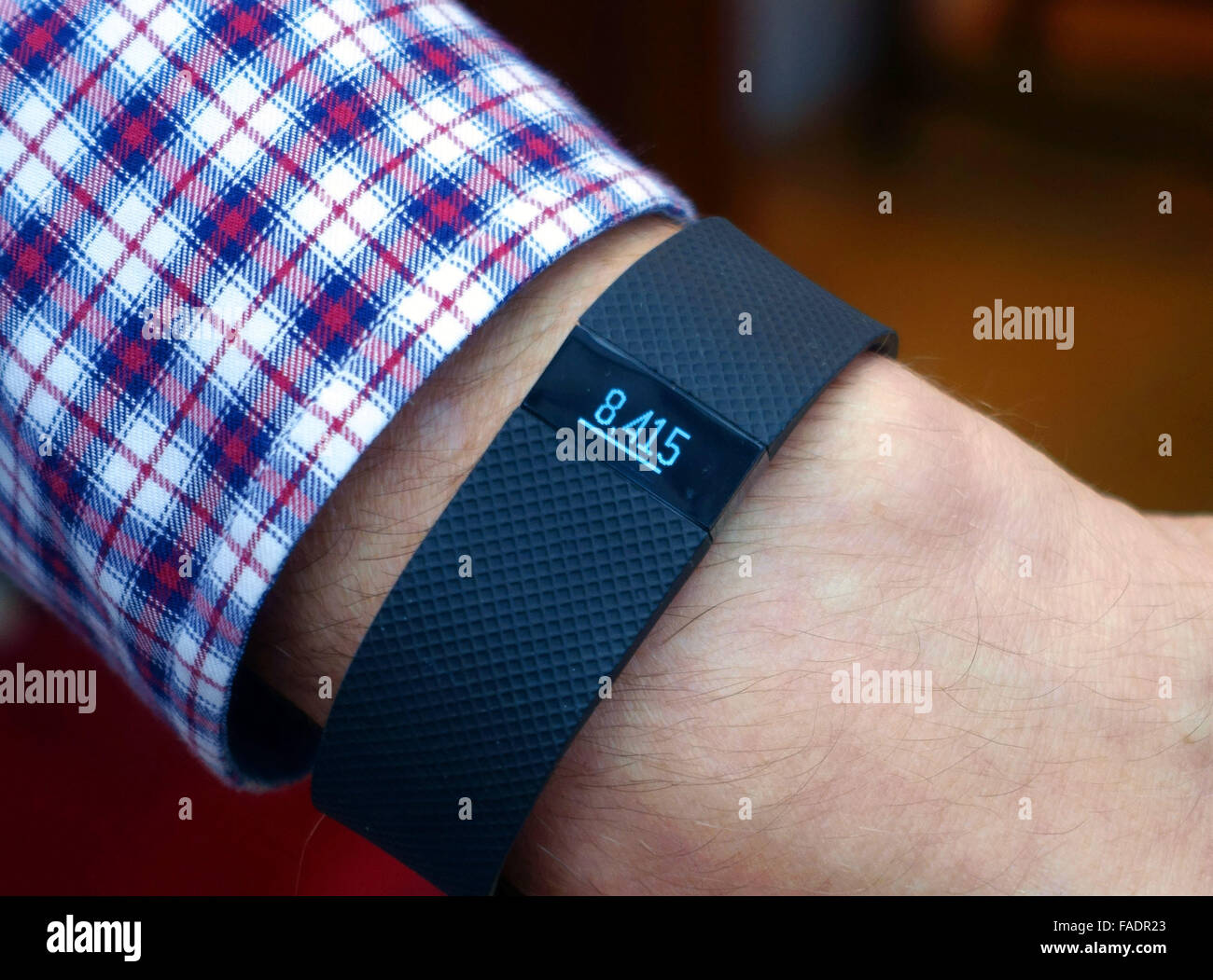 Fitbit Carica attività HR tracker indossato sul polso, Londra Foto Stock