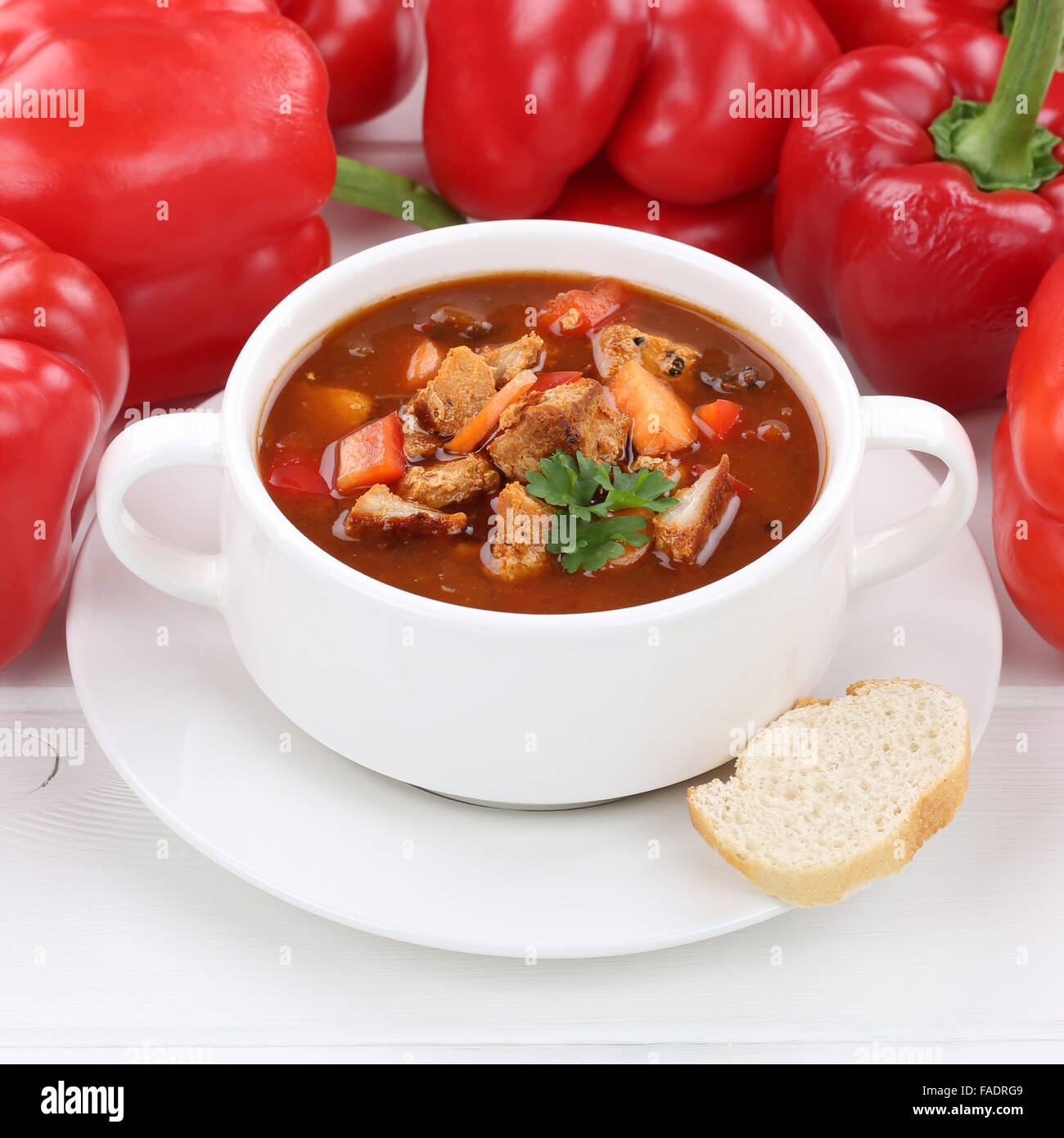Mangiare sano zuppa di gulasch pasto a base di carne e la paprica in coppa Foto Stock