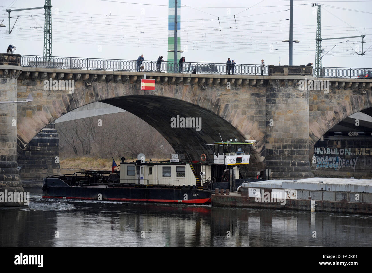 Drazdany, Germania. 28 dicembre, 2015. Rimorchiatore ceca è bloccato sotto il Marienbruecke ponte sul fiume Elba a Dresda, Germania, 28 dicembre 2015. Il Labe (Elba) Autorità di Bacino del fiume ha inviato un'onda lungo il fiume per aiutarci a salvare un ceco nave da carico. Il 90 metri di nave con un carico di peso 1100 tonnellate è rimasto bloccato in Germania durante il suo viaggio a Decin, Boemia settentrionale, domenica 27. © Libor Zavoral/CTK foto/Alamy Live News Foto Stock