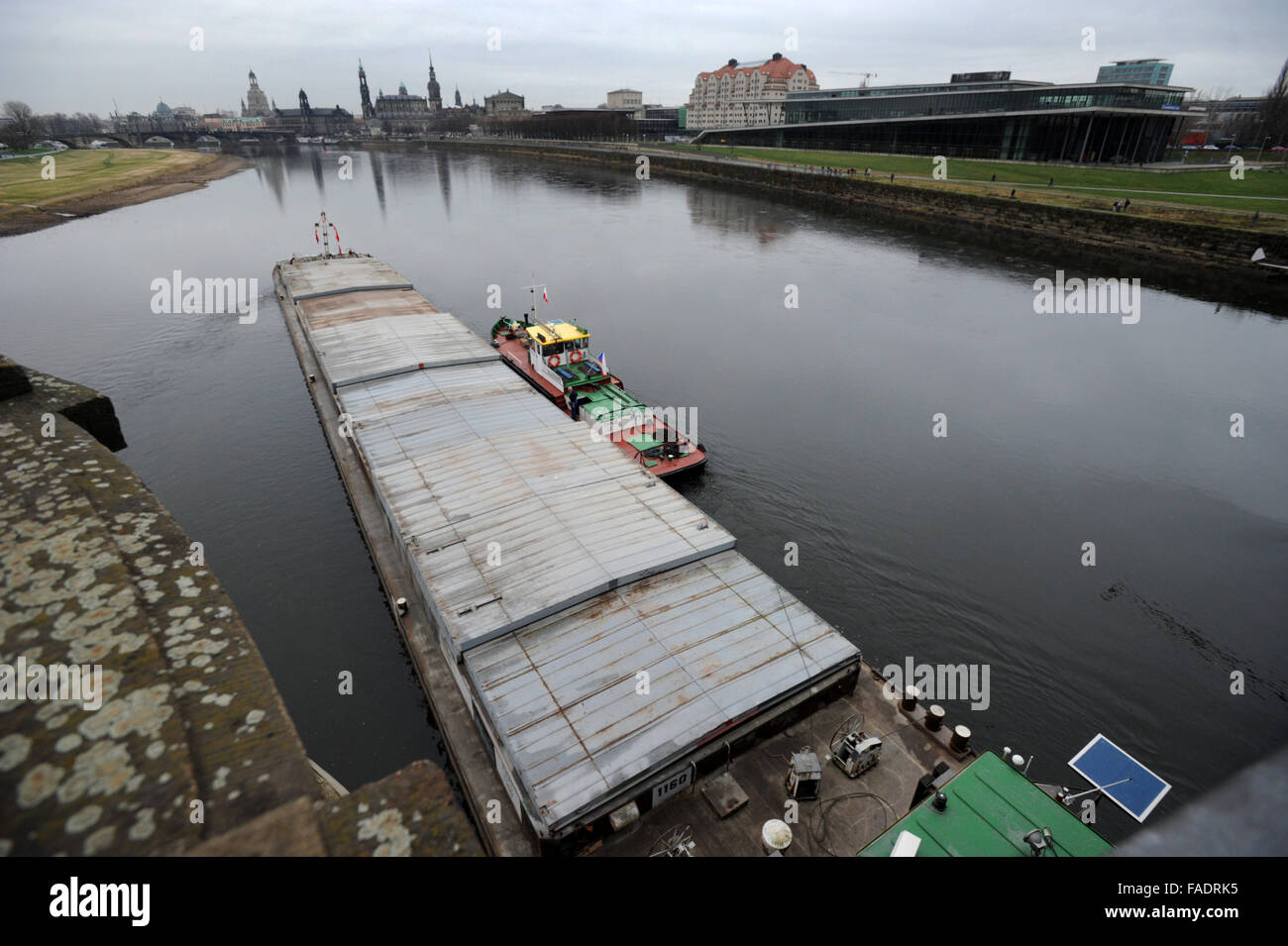 Drazdany, Germania. 28 dicembre, 2015. Rimorchiatore ceca è bloccato sotto il Marienbruecke ponte sul fiume Elba a Dresda, Germania, 28 dicembre 2015. Il Labe (Elba) Autorità di Bacino del fiume ha inviato un'onda lungo il fiume per aiutarci a salvare un ceco nave da carico. Il 90 metri di nave con un carico di peso 1100 tonnellate è rimasto bloccato in Germania durante il suo viaggio a Decin, Boemia settentrionale, domenica 27. © Libor Zavoral/CTK foto/Alamy Live News Foto Stock