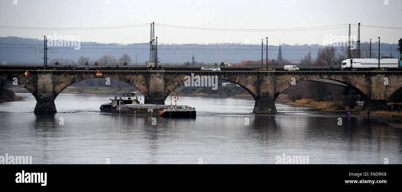 Drazdany, Germania. 28 dicembre, 2015. Rimorchiatore ceca è bloccato sotto il Marienbruecke ponte sul fiume Elba a Dresda, Germania, 28 dicembre 2015. Il Labe (Elba) Autorità di Bacino del fiume ha inviato un'onda lungo il fiume per aiutarci a salvare un ceco nave da carico. Il 90 metri di nave con un carico di peso 1100 tonnellate è rimasto bloccato in Germania durante il suo viaggio a Decin, Boemia settentrionale, domenica 27. © Libor Zavoral/CTK foto/Alamy Live News Foto Stock