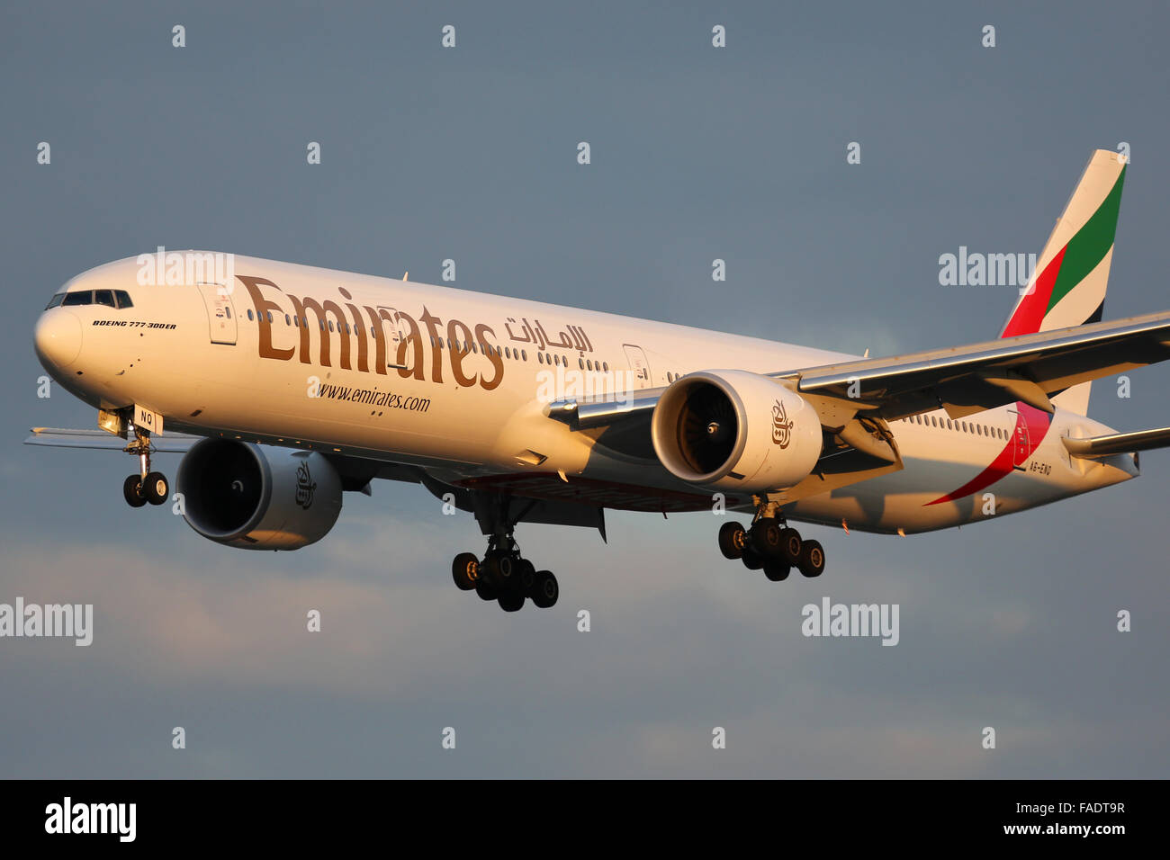 Amburgo, Germania - 2 Settembre 2015: Un Emirates Boeing 777-300ER con la registrazione A6-ENQ avvicinando l'Aeroporto di Amburgo (HAM Foto Stock
