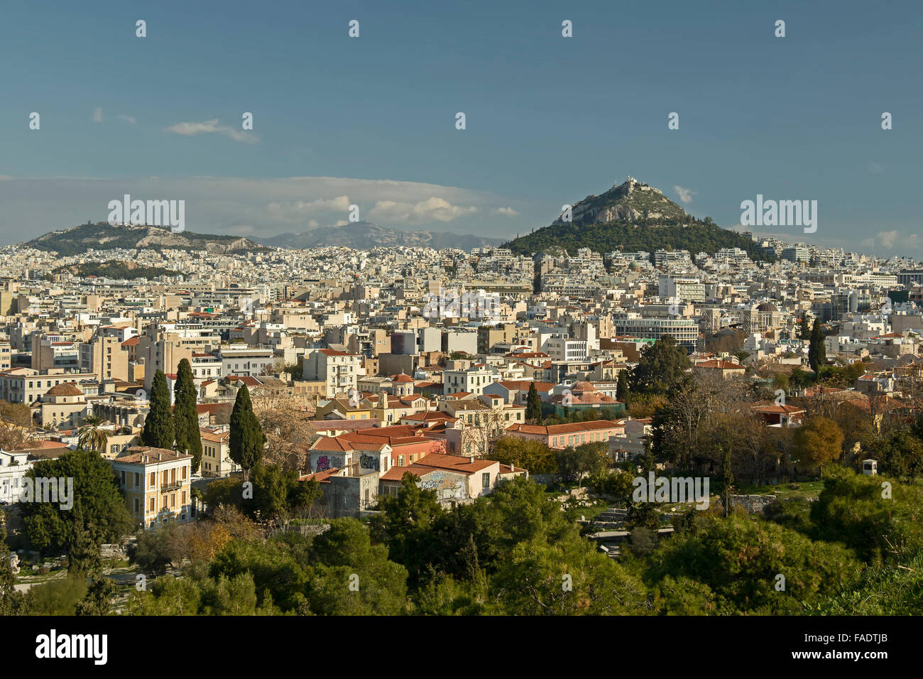 La vista della Plaka e del Colle Lycabettus area, Atene (Grecia), dall'Acropoli hill Foto Stock