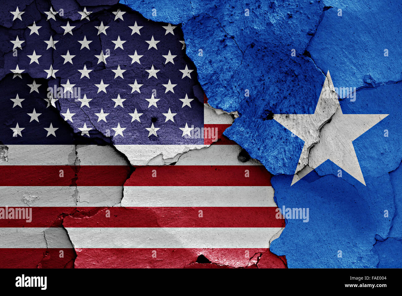 Bandiere di Stati Uniti e la Somalia dipinta sulla parete incrinato Foto Stock
