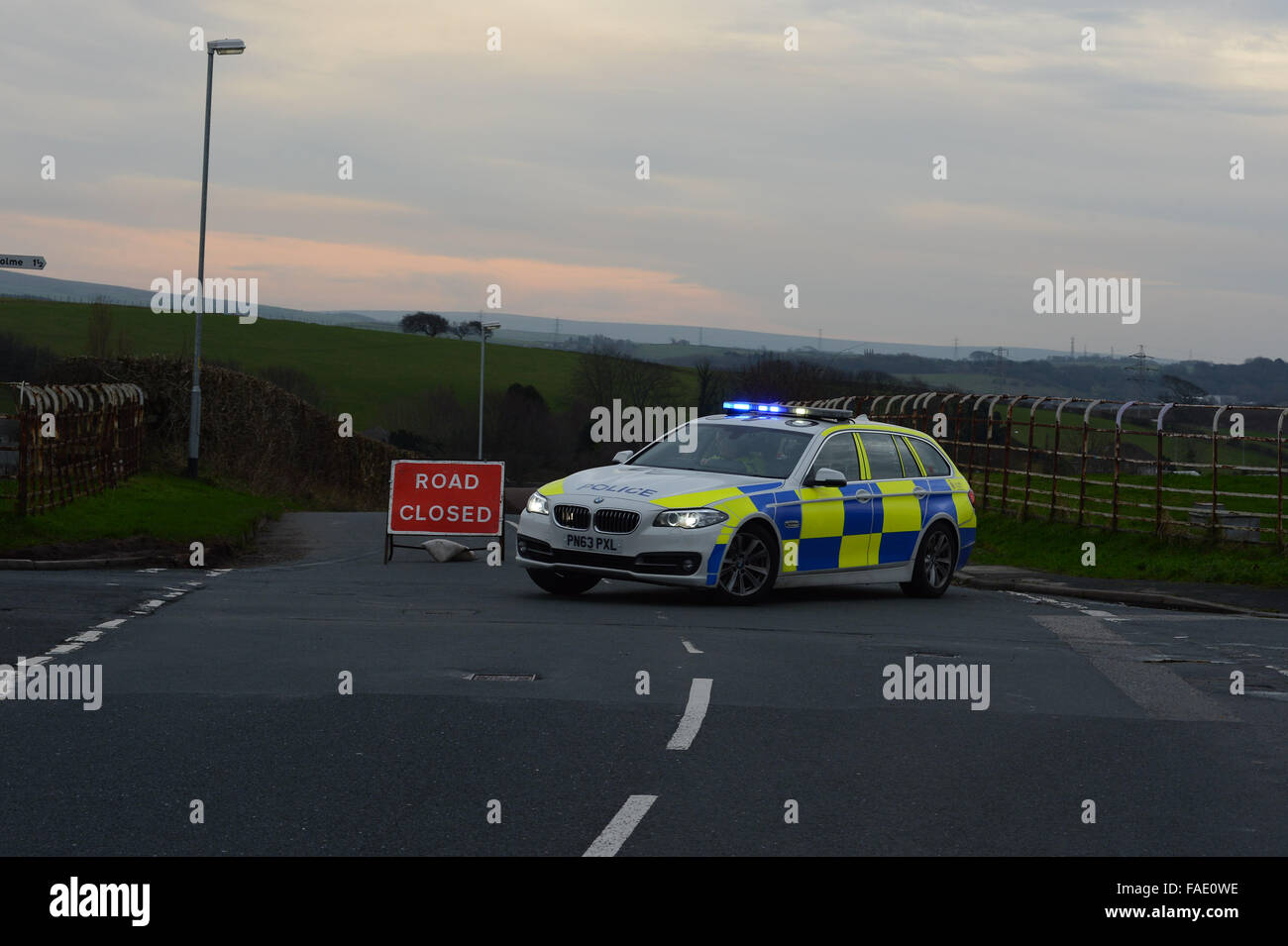 Lancaster, Regno Unito. 28 dicembre, 2015. Veicolo polizia erige strada chiusa firmare dopo le inondazioni nel Nord West Lancashire su dicembre 28th, 2015 Credit: Martin Bateman/Alamy Live News Foto Stock