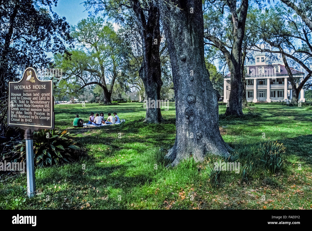 Una tranquilla e graziosa località da visitare in America del vecchio Sud è Houmas House Plantation e giardini lungo il fiume strada vicino a New Orleans, Louisiana. Questo Historic Antebellum Estate è stato il sito di maggiore produzione di zucchero nel 1800s. Le visite guidate vengono offerti della villa restaurata i suoi antichi-riempito le camere, così come le sue lussureggianti giardini e prati ombreggiati da lecci. Ci sono guest cottage e ristoranti per i visitatori che vogliono estendere il loro soggiorno e di sperimentare la vera ospitalità del sud. Foto Stock