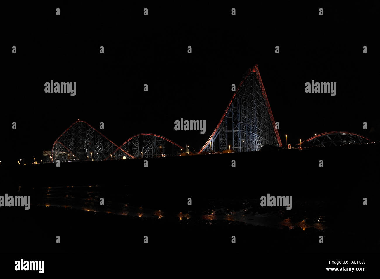 Notte Vista spiaggia, con riflessioni ad alto punto Big One Rollercoaster, New South Promenade di Blackpool luminarie, UK, 2013 Foto Stock